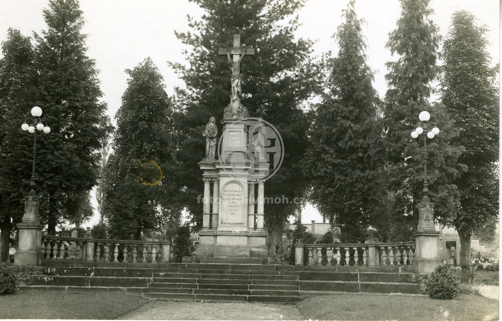 Fotografie - Ukřižování na hřbitově