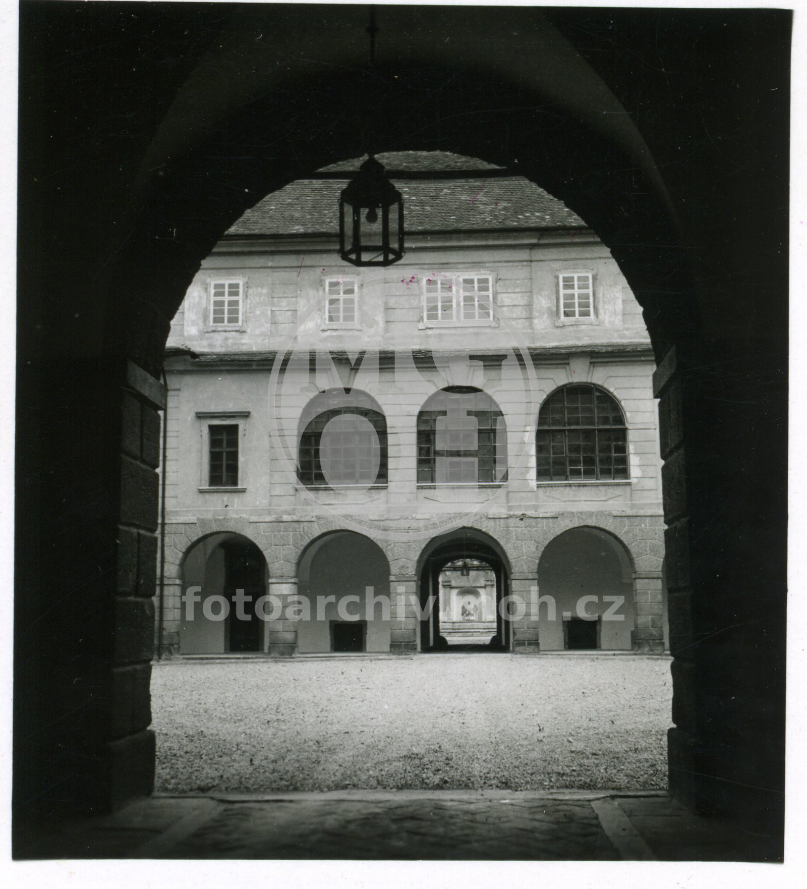 Fotografie - Zámek - průhled z hlavního vchodu na nádvoří