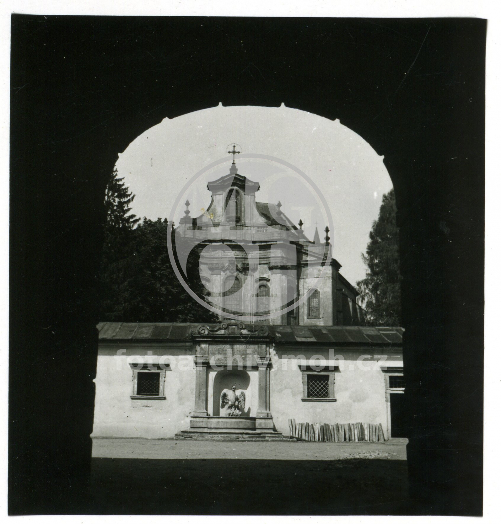 Fotografie - Průhled ze 2. nádvoří na kostel Nejsvětější Trojice