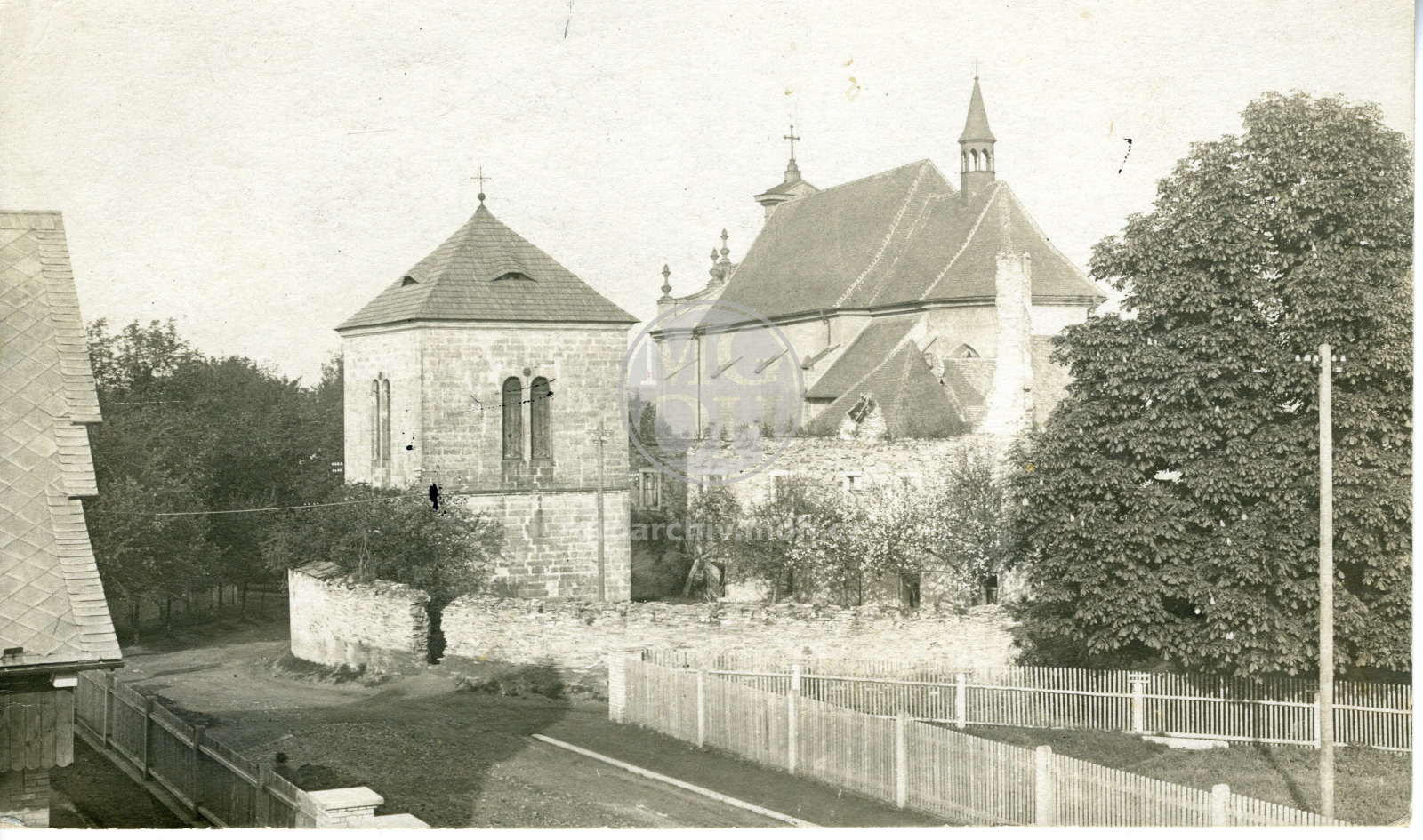 Fotografie - Zvonice, kostel Nejsvětější Trojice a piaristické gymnasium po požáru 6. dubna 1918