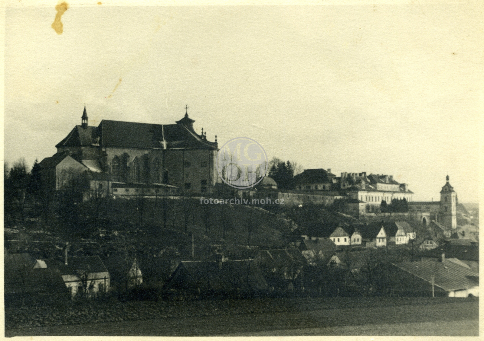 Fotografie - Pohled na kostel Nejsvětější Trojice a zámek