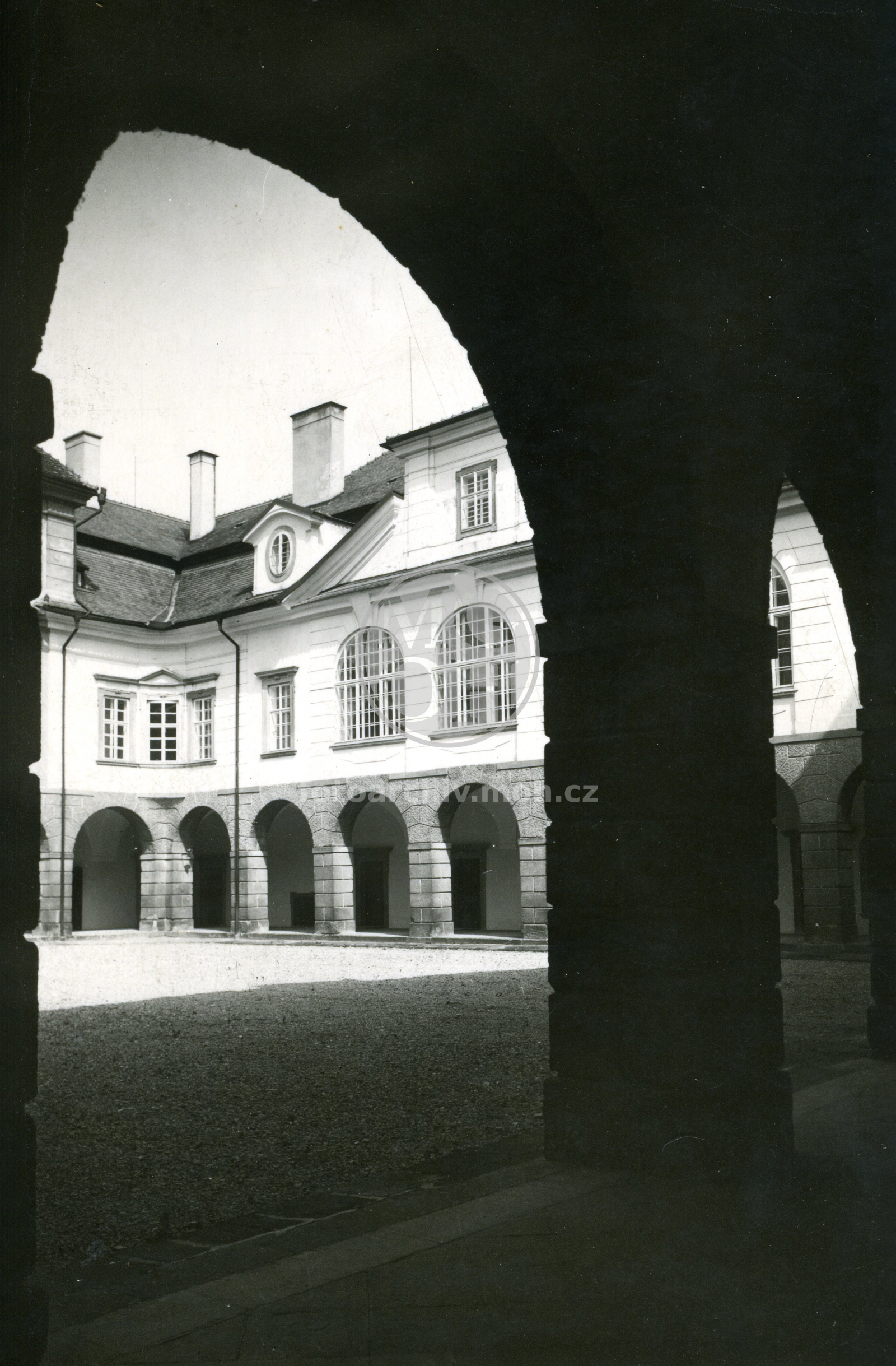 Fotografie - Pohled na nádvoří - průhled