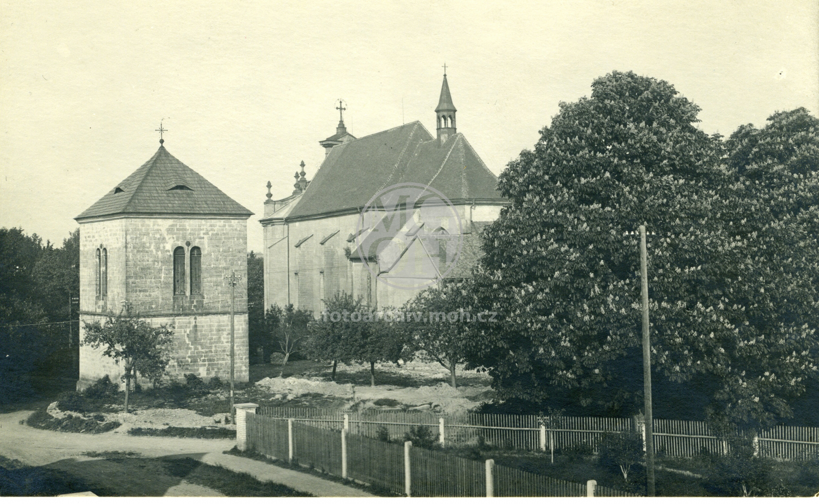 Fotografie - Zvonice a kostel Nejsvětější Trojice odzadu