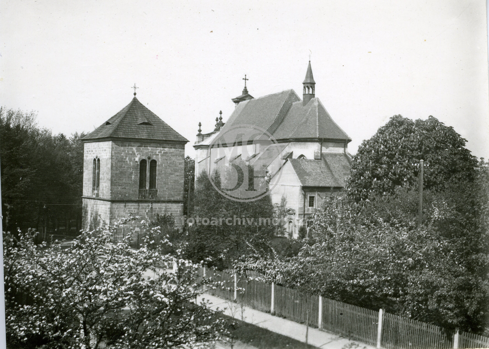 Fotografie - Zvonice a kostel Nejsvětější Trojice odzadu