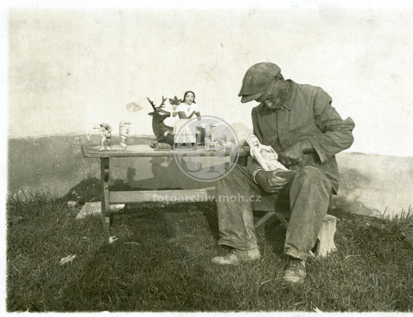 Fotografie - Řezbářství
Osoba: Štichauer Ladislav - městský metař