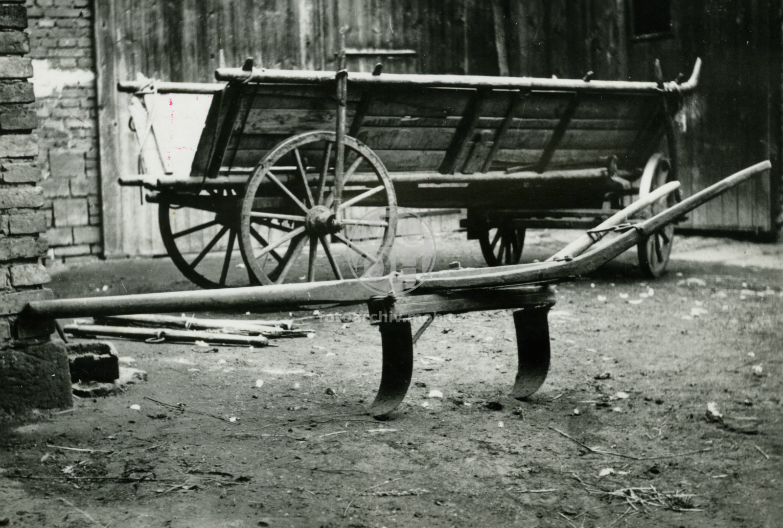 Fotografie - Harky (vůz), hospodářské  nářadí