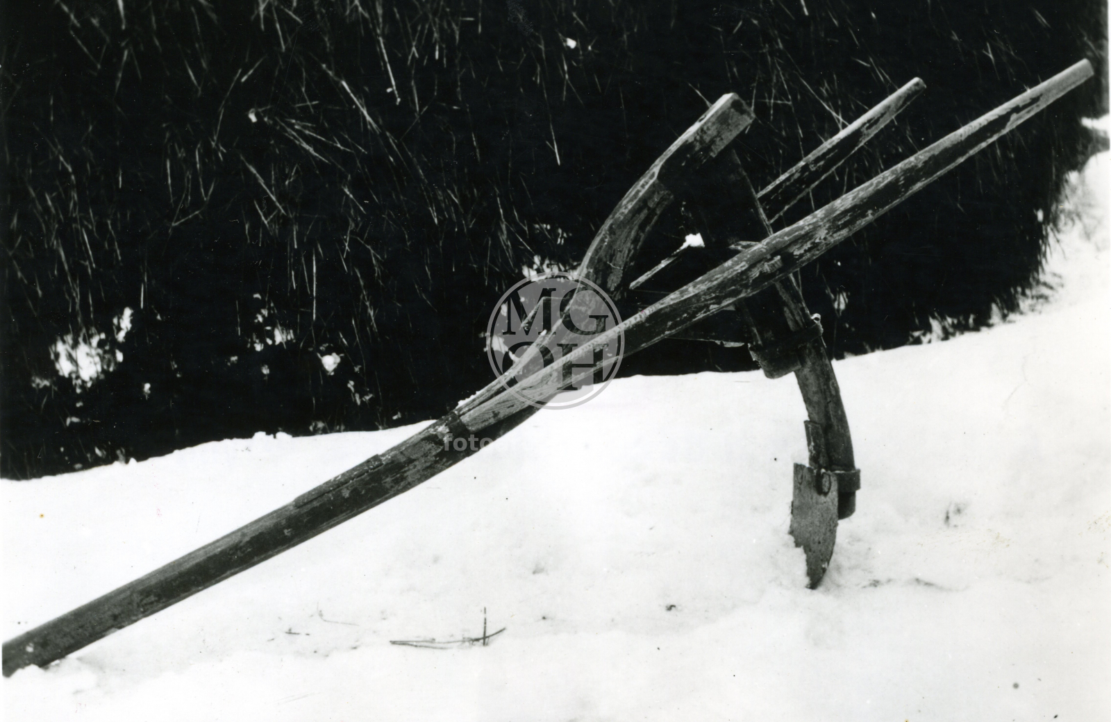 Fotografie - Hák (ve sněhu, s dřevěnými vopěrami)