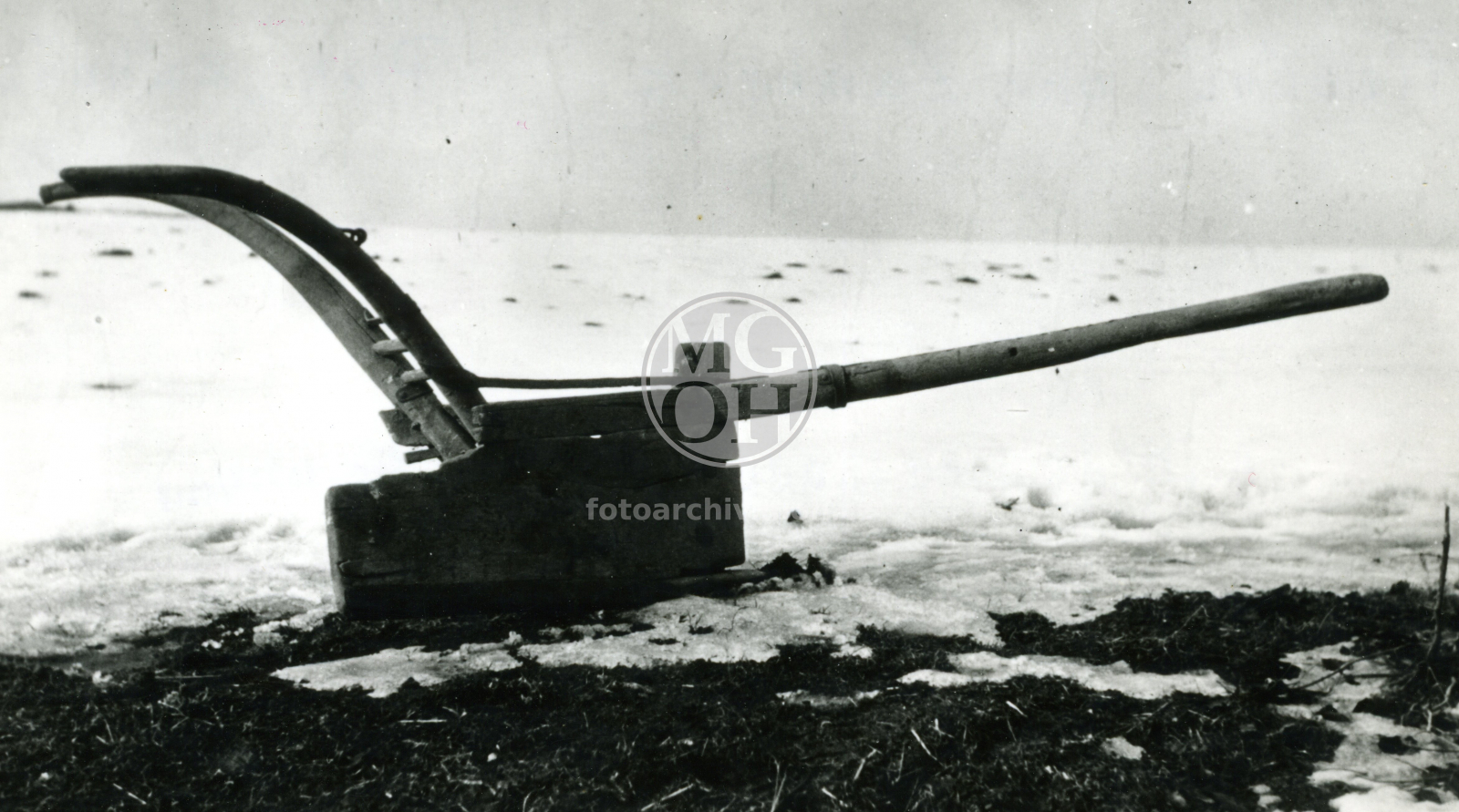 Fotografie - Pluh s jednou odval. deskou "záhoňák", pohled z boku