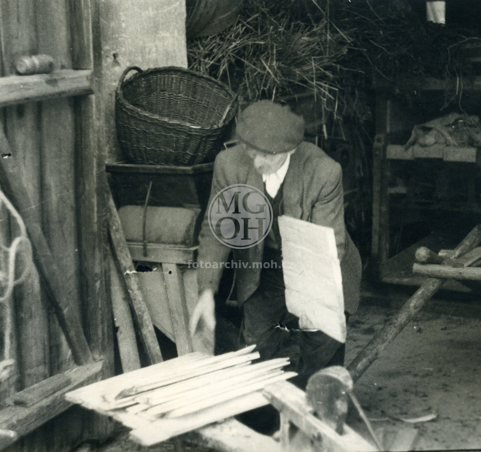 Fotografie - Šindelář při práci, rovnání hotového šindele