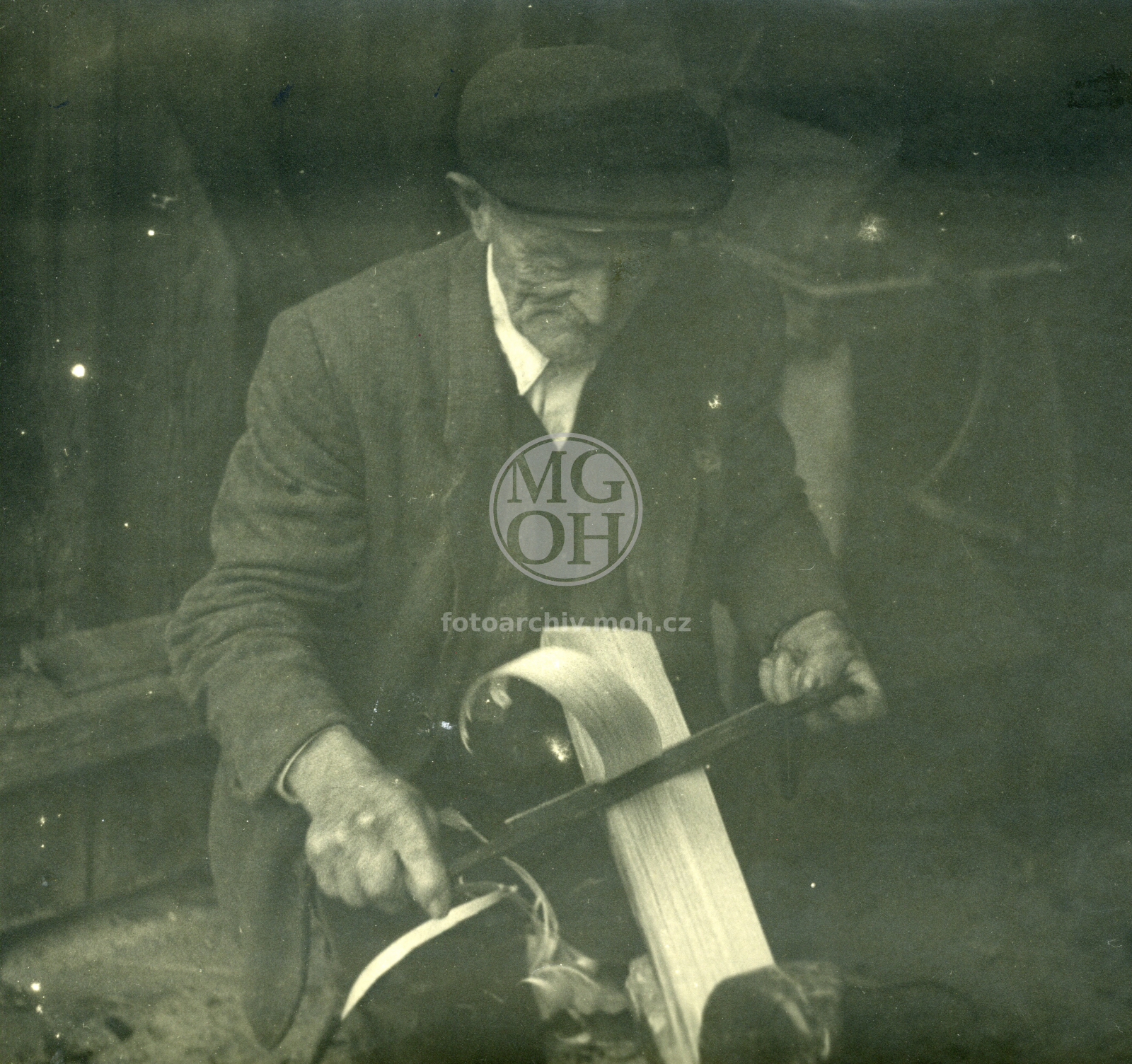Fotografie - Šindelář při práci, příprava špalíku pořízem