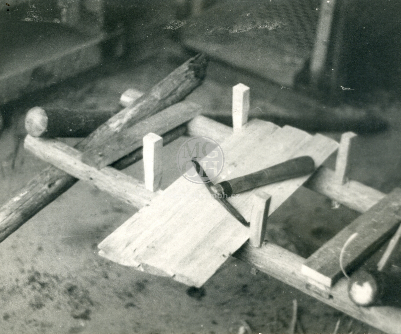 Fotografie - Šindelář při práci, srovnání šindele na krovy - ukázka