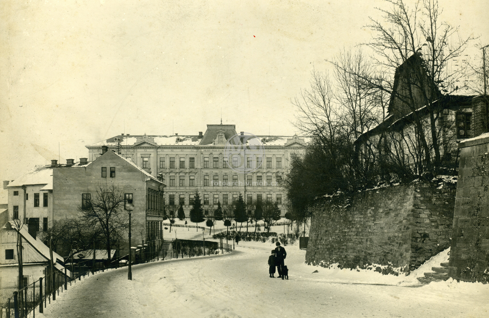 Fotografie - Pohled k reálce - stará dřevěná chalupa na místě kostela sv. Václava