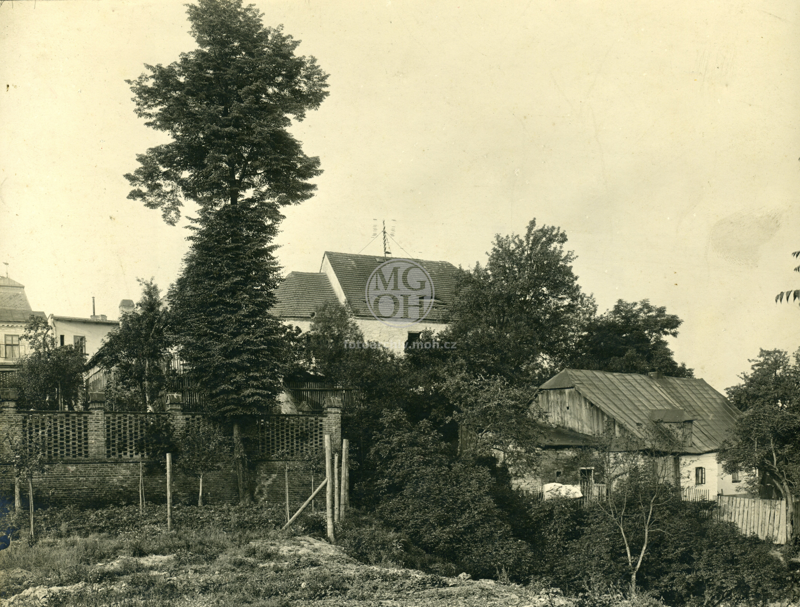 Fotografie - Kostel sv. Václava, vlevo údek z reálky
