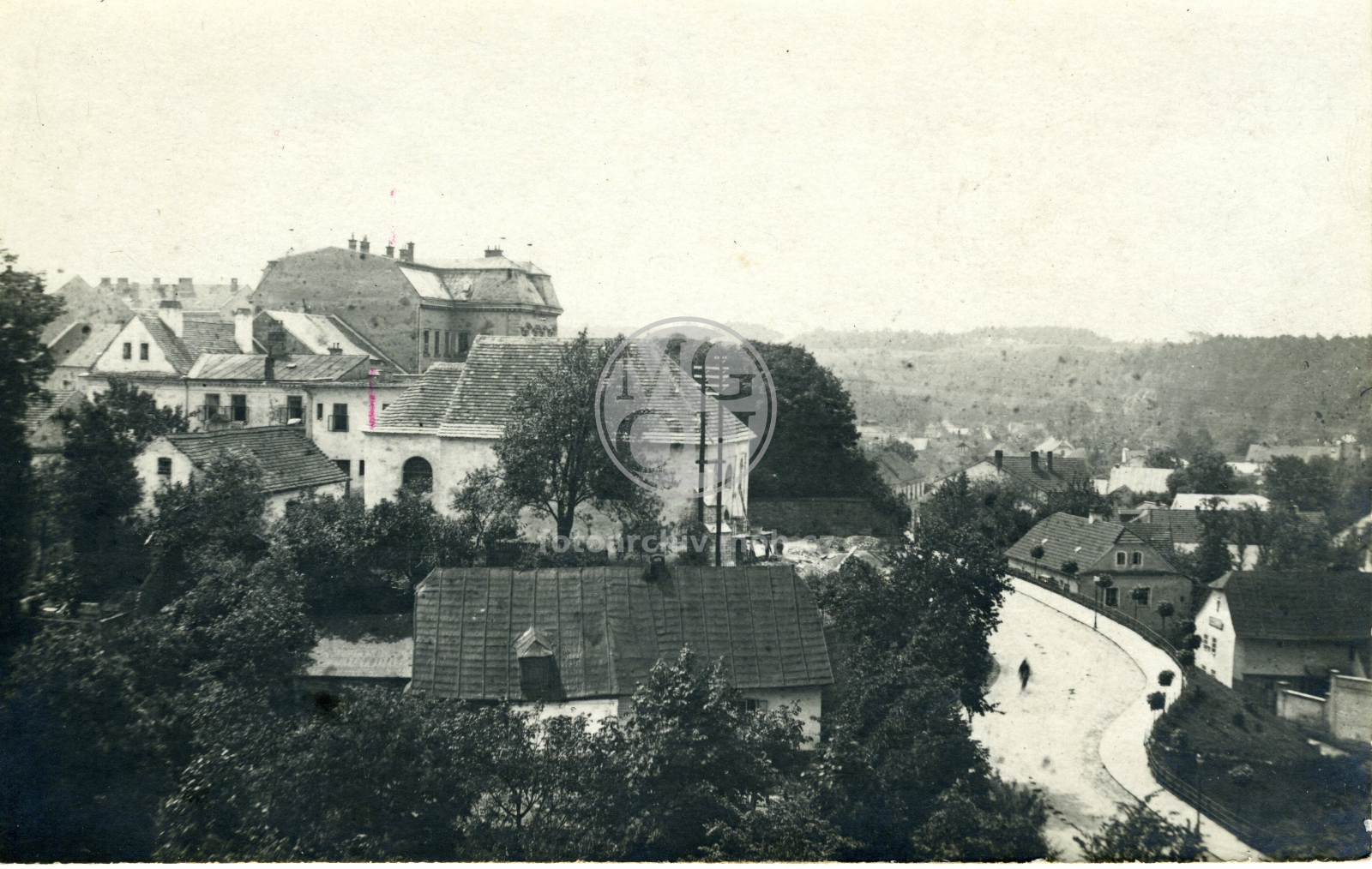 Fotografie - Kostelík sv. Václava a silnice v zatáčce dnešní "Elektry"