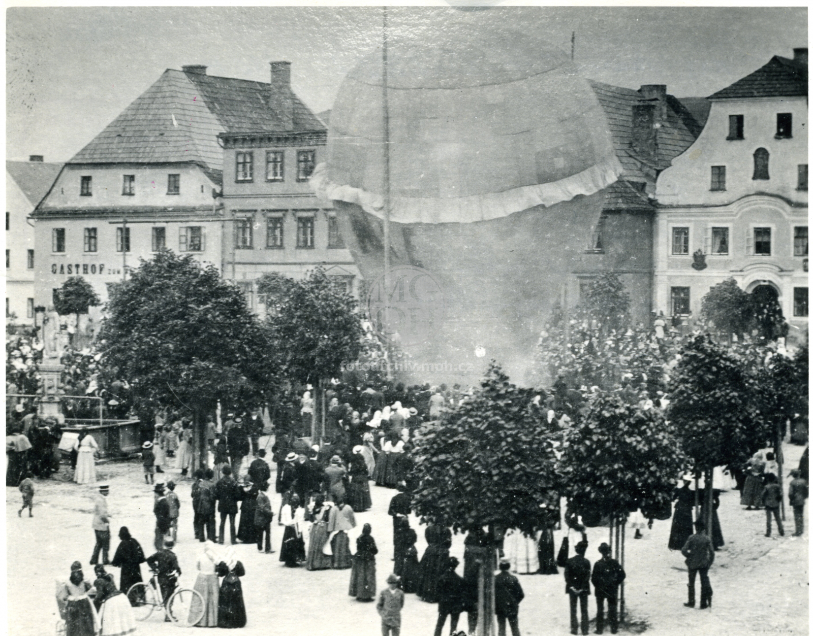 Fotografie - Vypouštění balonu při jarmarku