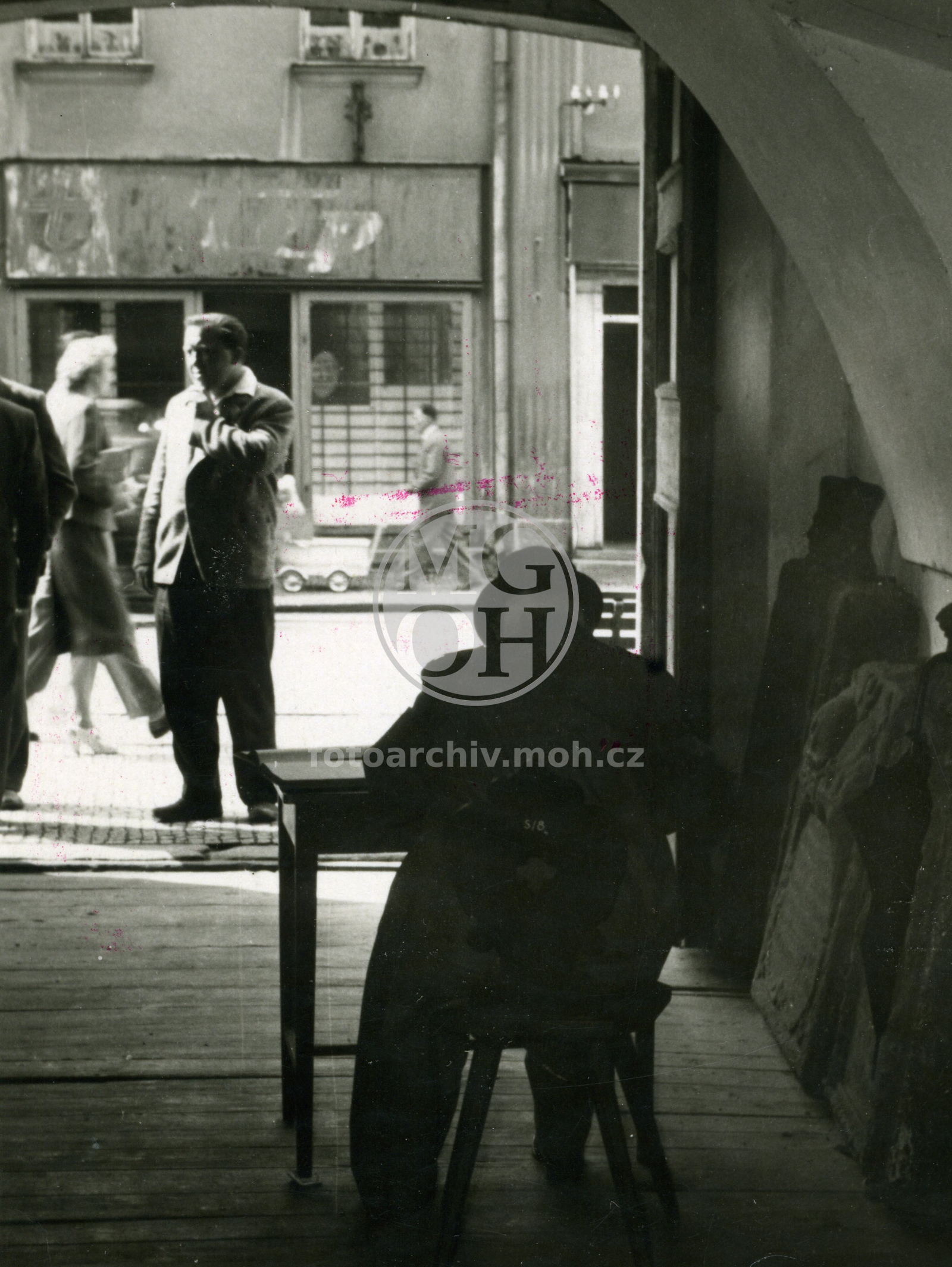 Fotografie - Průhled z průjezdu (vchodu - haly) muzea do ulice