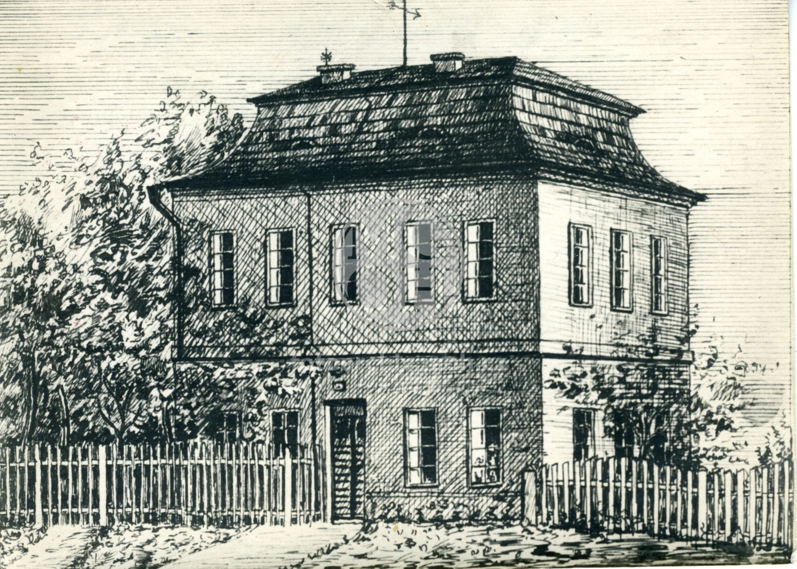 Fotografie - Škola jednopatrová, mans.nízká střecha, čtvercový půdorys, zděná