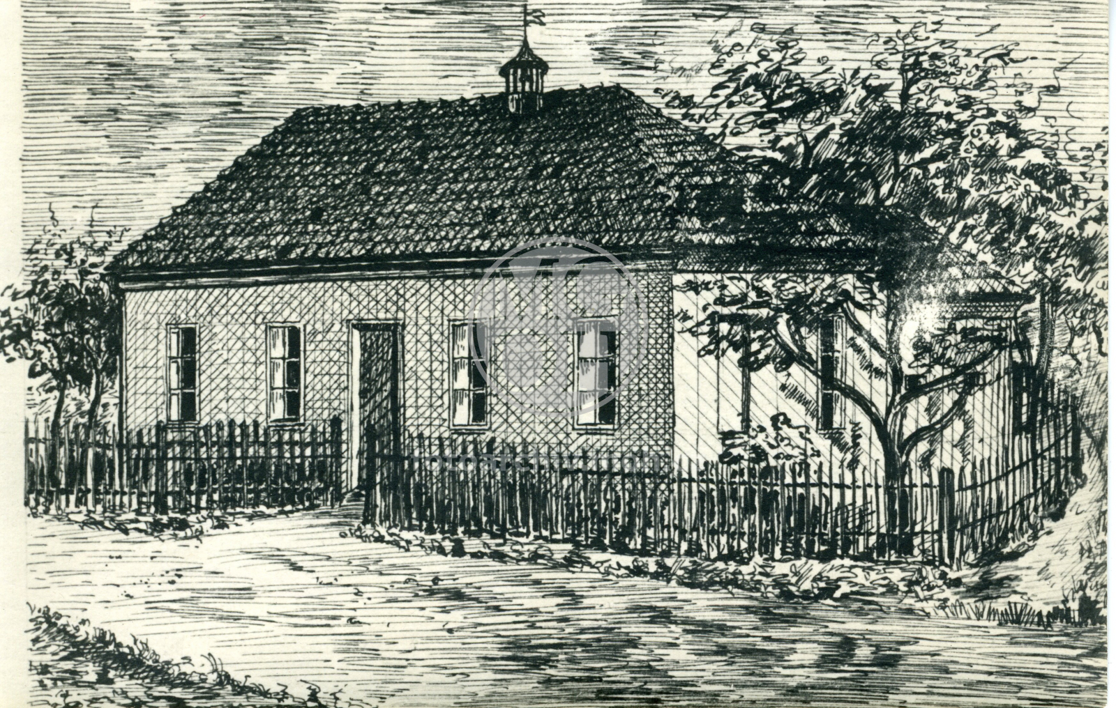 Fotografie - Zděná škola, 4 okna, lucerna v průčelí