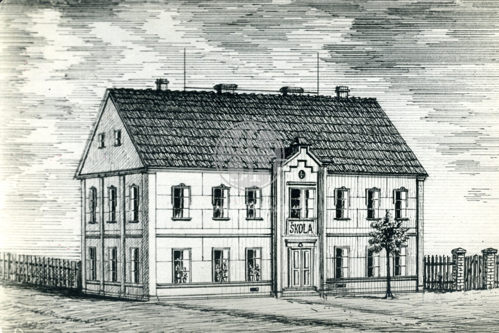 Fotografie - Zděná škola, novogotické průčelí, pozdně barokní okna