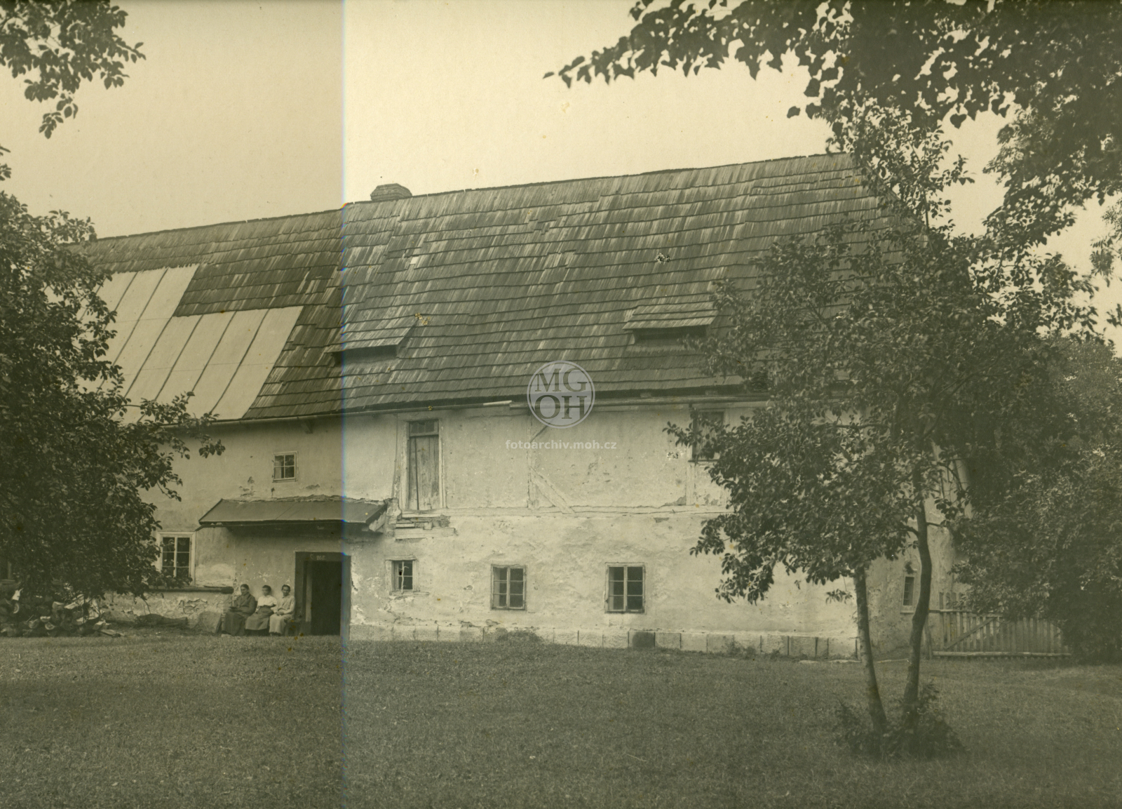 Fotografie - Dům čp. 265, polohrázděný, patrový, rozložitá šindelová střecha
Osoba: Novák Jaroslav