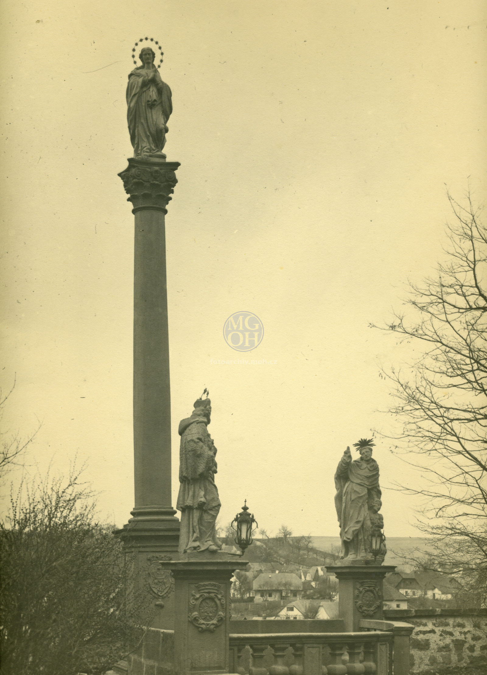 Fotografie - Mariánský sloup před zámkem
