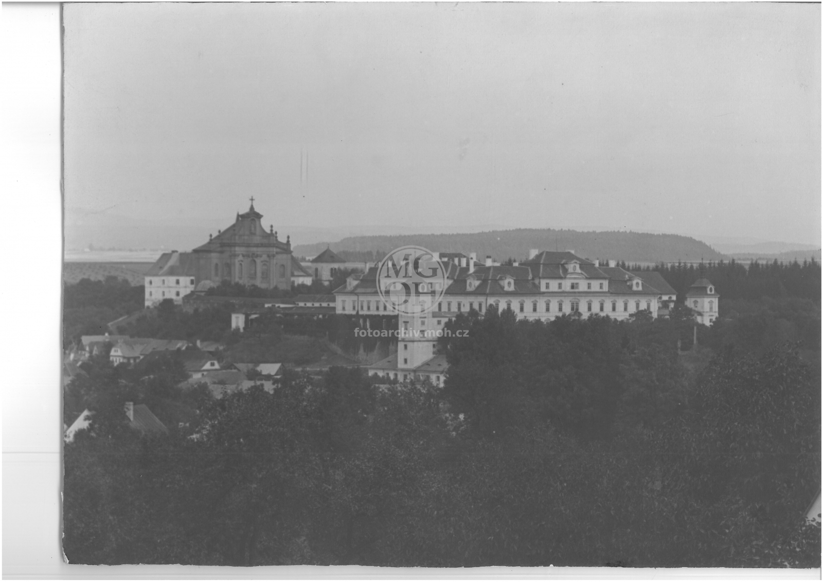Fotografie - Pohled na zámek a kostel Nejsvětější Trojice s piaristickým gymnasiem