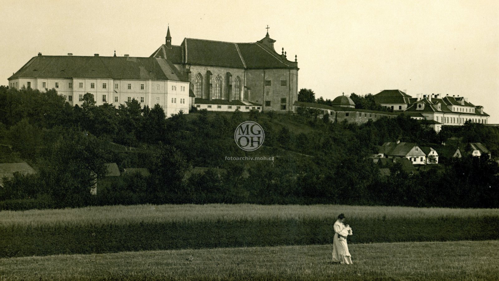 Fotografie - Pohled na zámek a kostel sv. Trojice z boku