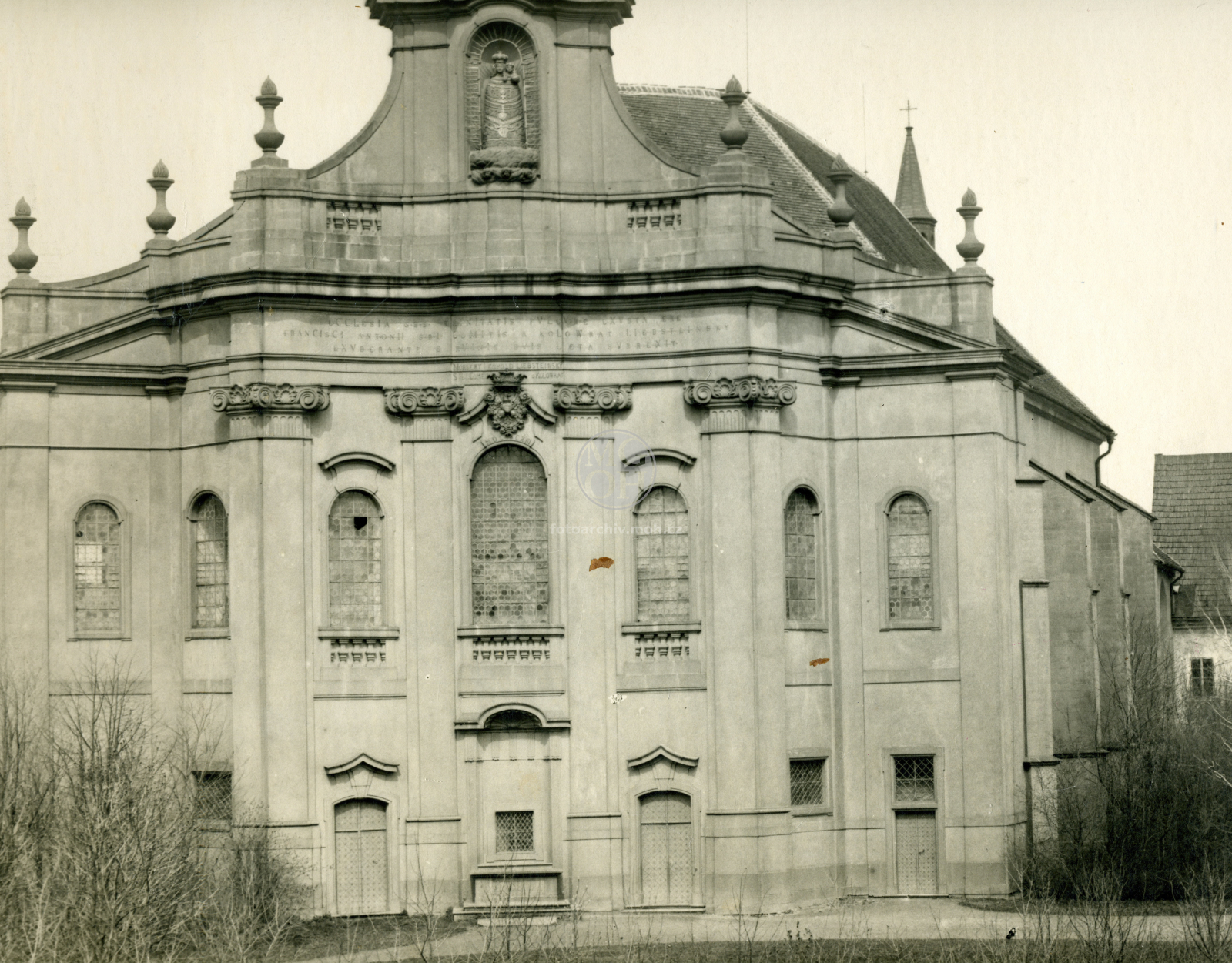 Fotografie - Průčelí kostela Nejsvětější Trojice, piaristické gymnasium, zvonice