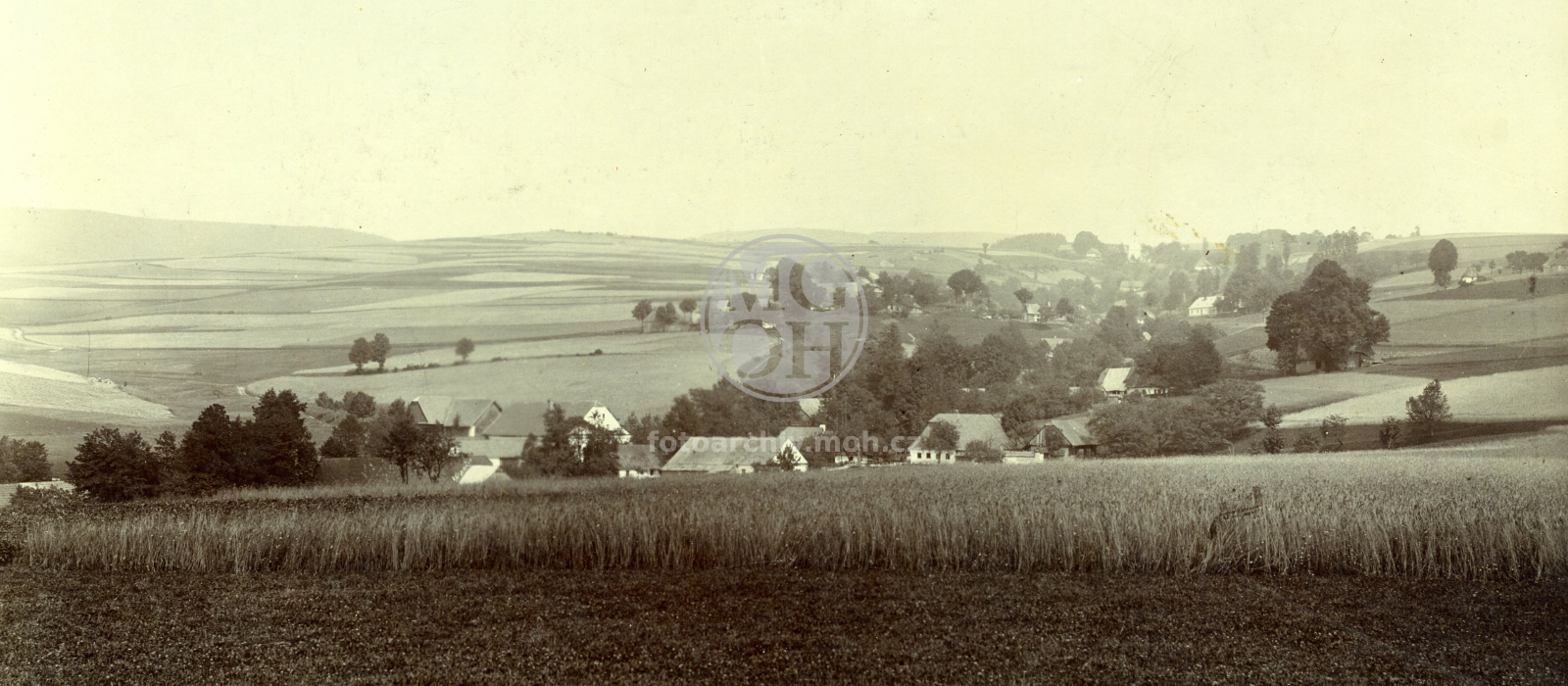 Fotografie - Pohled na město v krajině