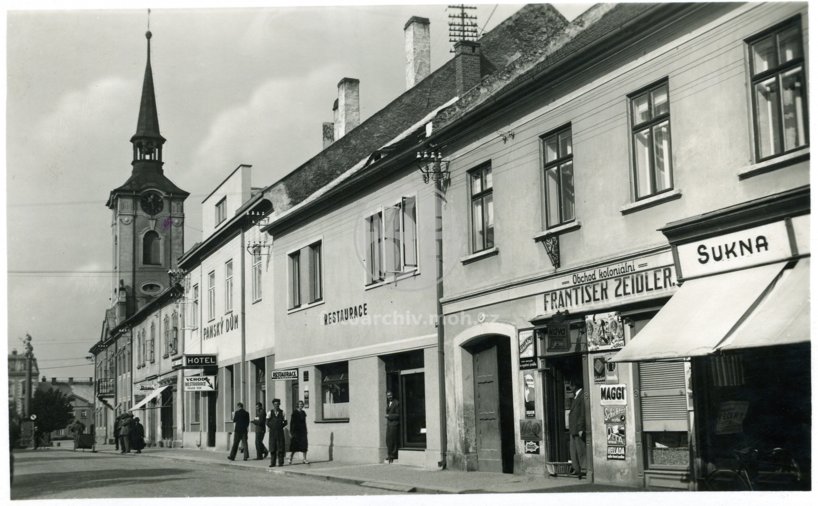 Fotopohlednice - Ulice k náměstí a staré radnici