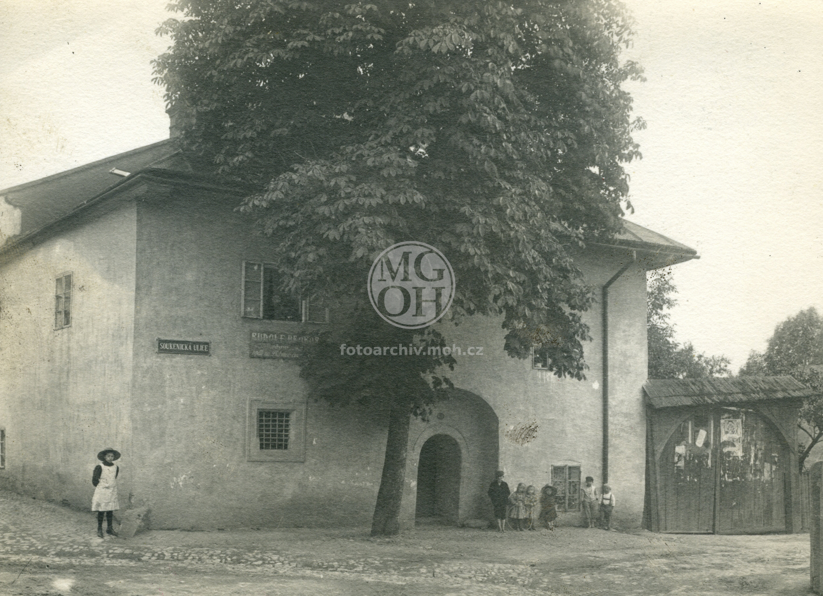Fotografie - Roh bývalé Soukenické a Děkanské ulice (Anatola Provazníka), dům čp. 212 (Rudol Hrobař - obuv)