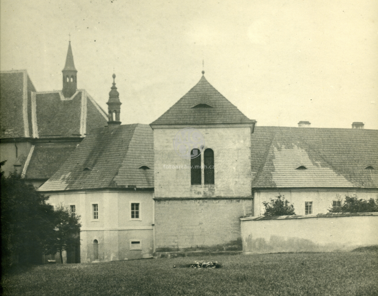 Fotografie - Průčelí bývalého piaristického gymnasia před požárem (1918), zvonice