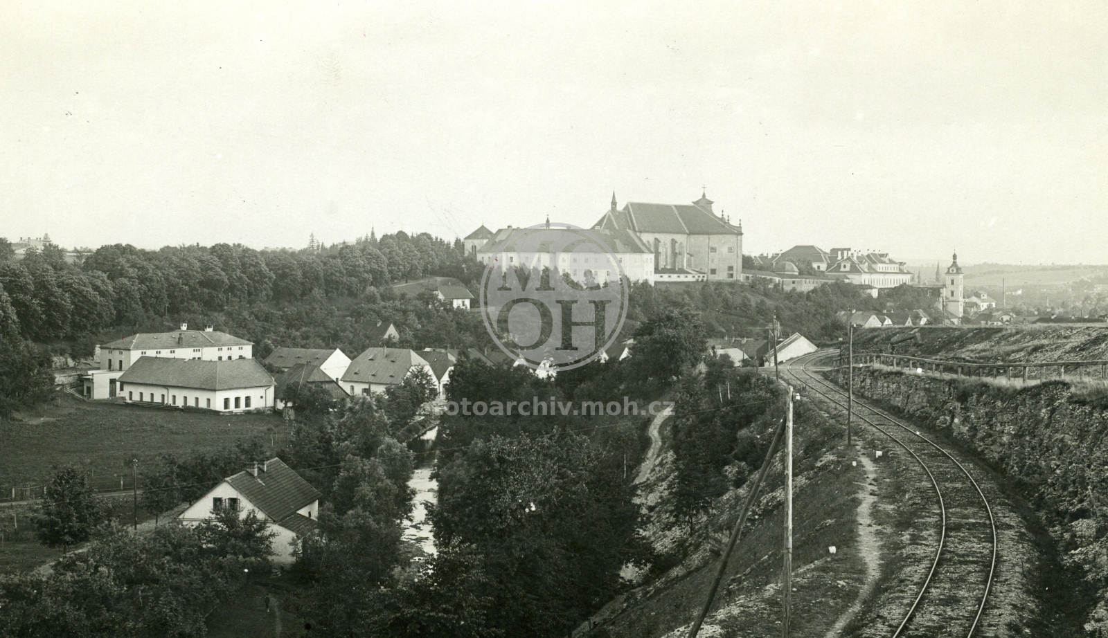 Fotografie - Pohled na zámek a kostel sv. Trojice z boku od železniční tratě