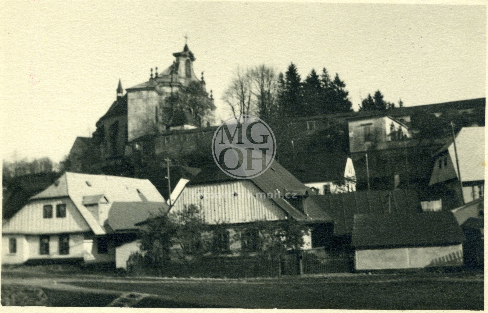 Fotografie - Chaloupky s kostelem Nejsvětější Trojice