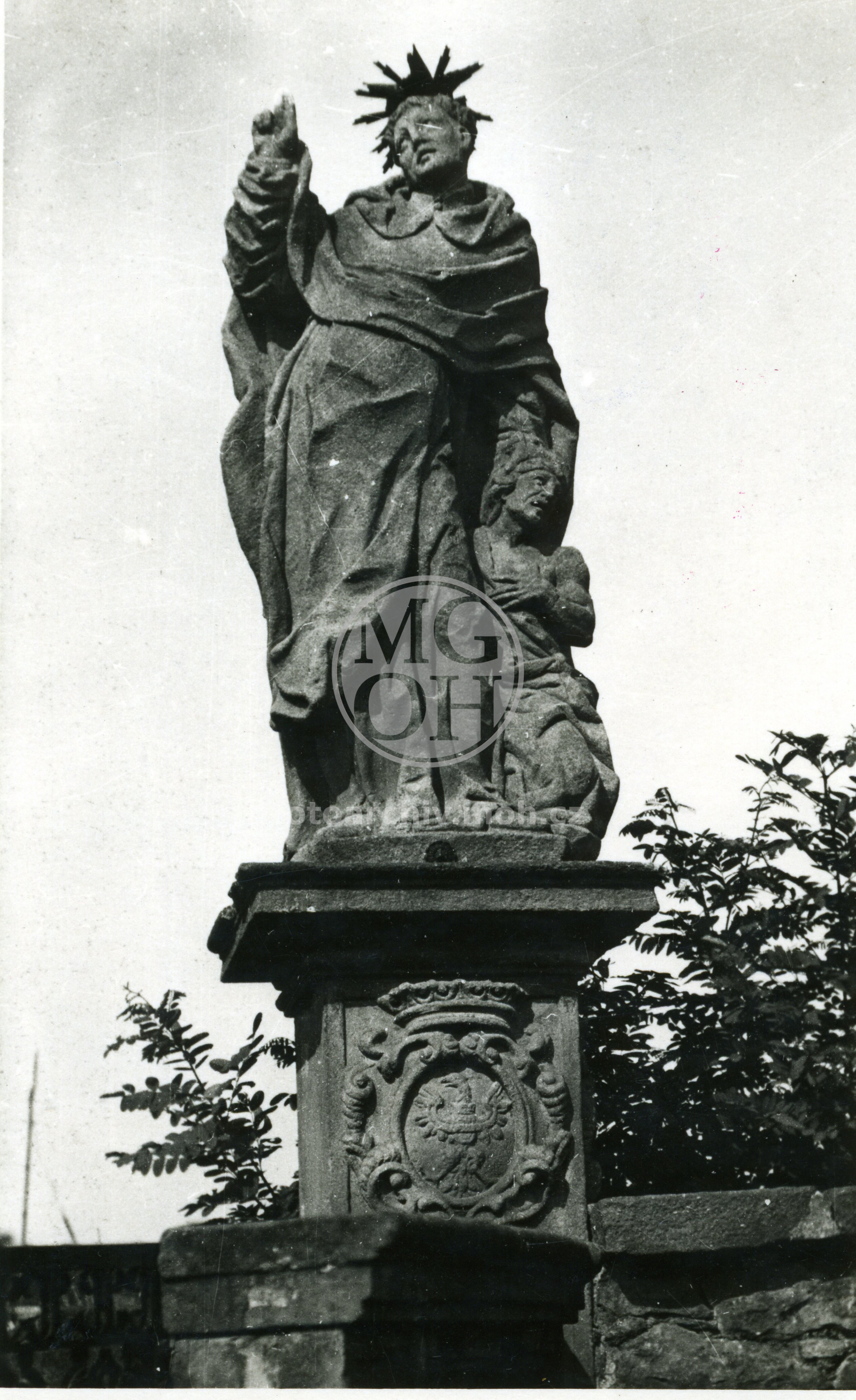 Fotografie - Socha ze sousoší se sloupem P. Marie před zámkem