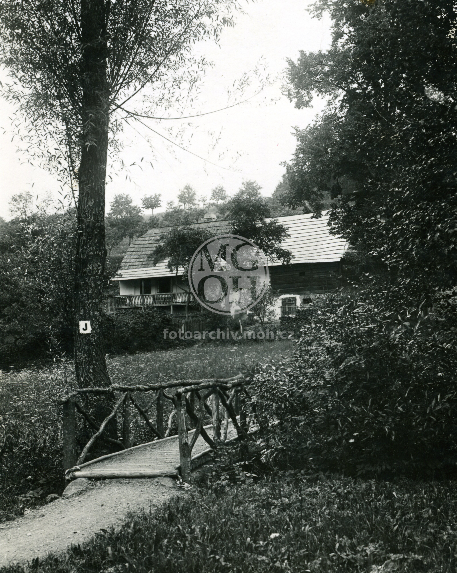 Fotografie - Včelné - lávka, hájovna u koupaliště