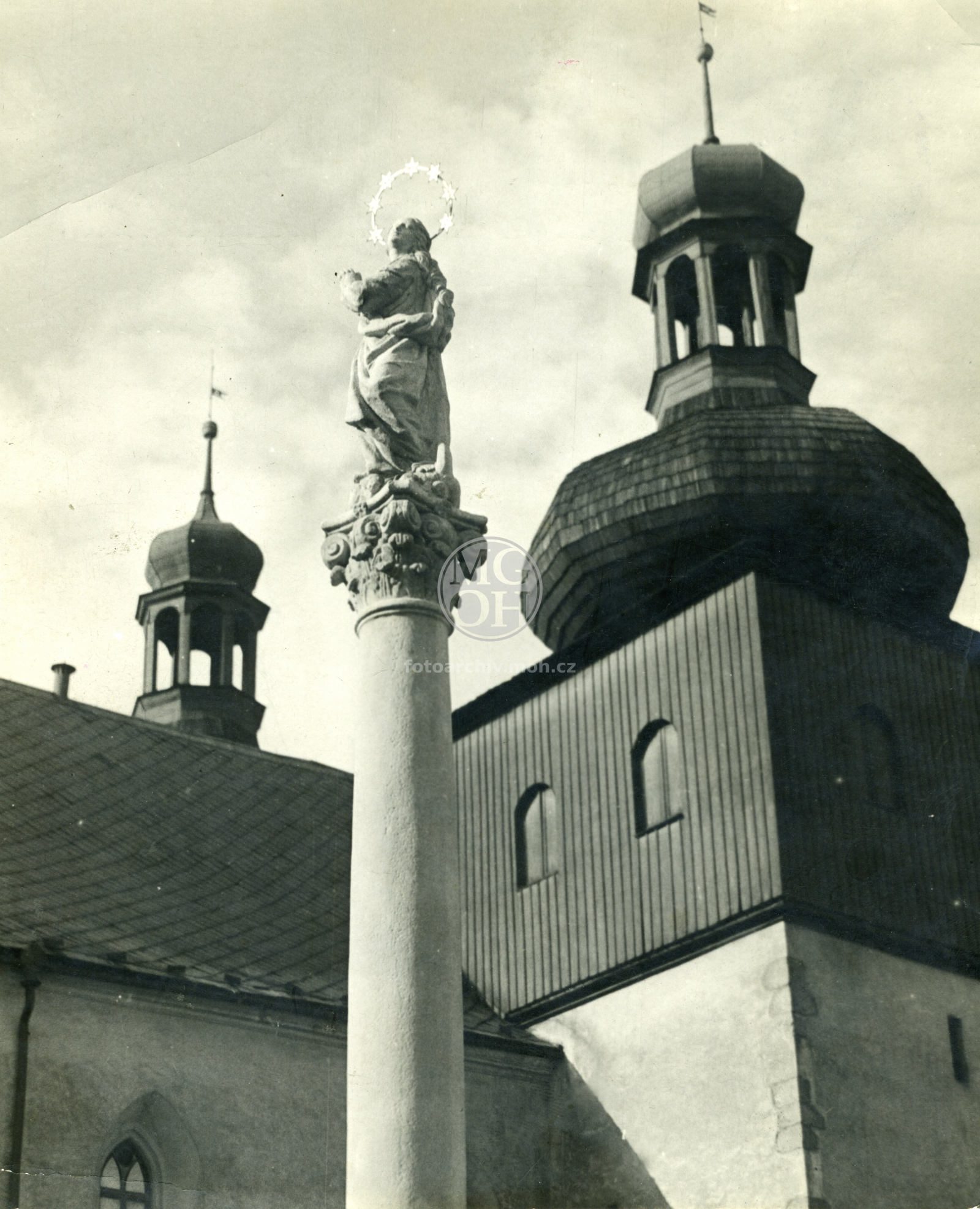 Fotografie - Věže děkanského kostela sv. Vavřince s Mariánskou sochou