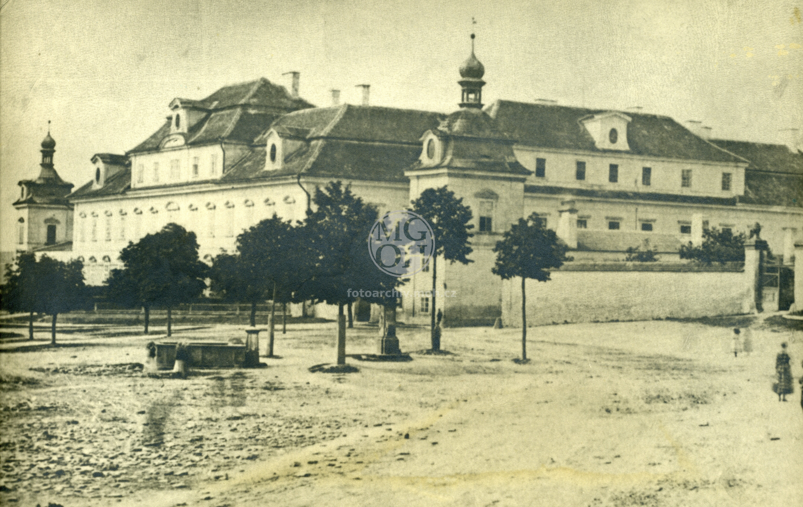 Fotografie - Zámek, dnešní Poláčkovo náměstí, kašna, socha