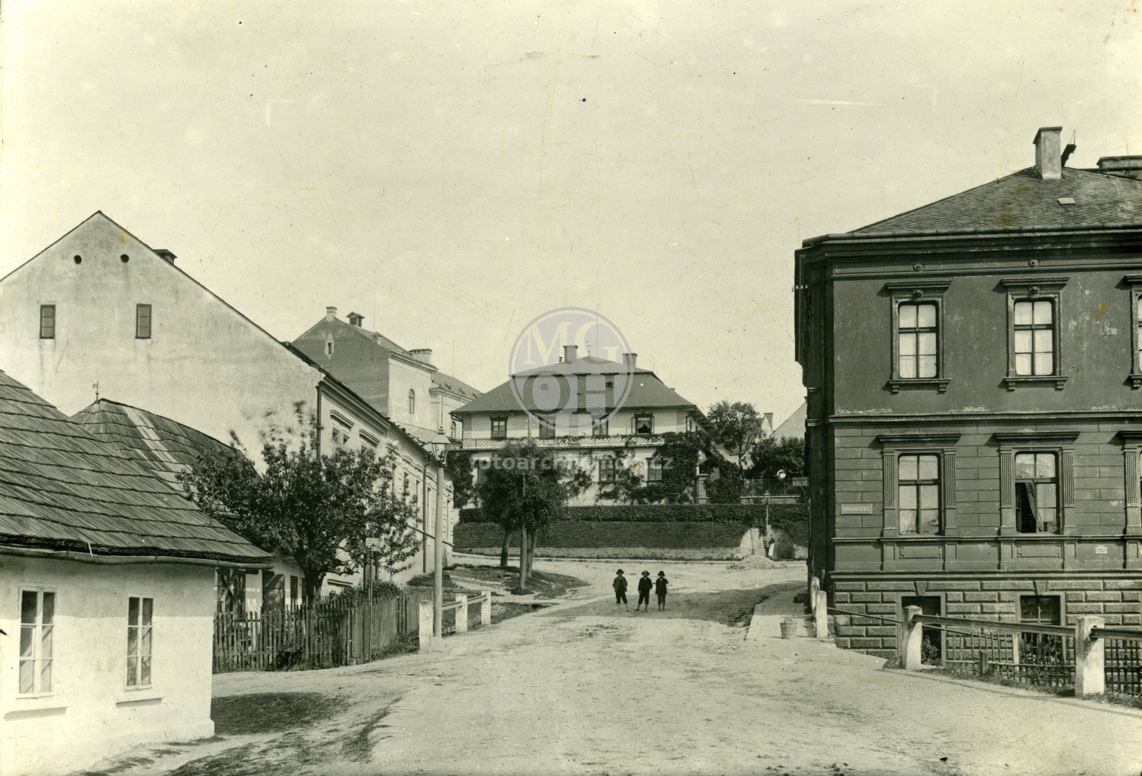 Fotografie - Tylova ulice pod soudem, v pozadí Katzenburg