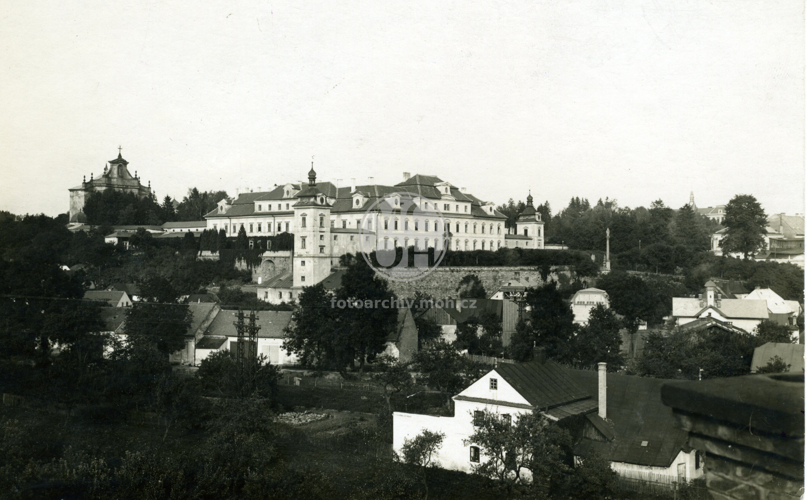 Fotografie - Zámek, pohled na lidové stavení, asi pohled z komínu "Labutě"