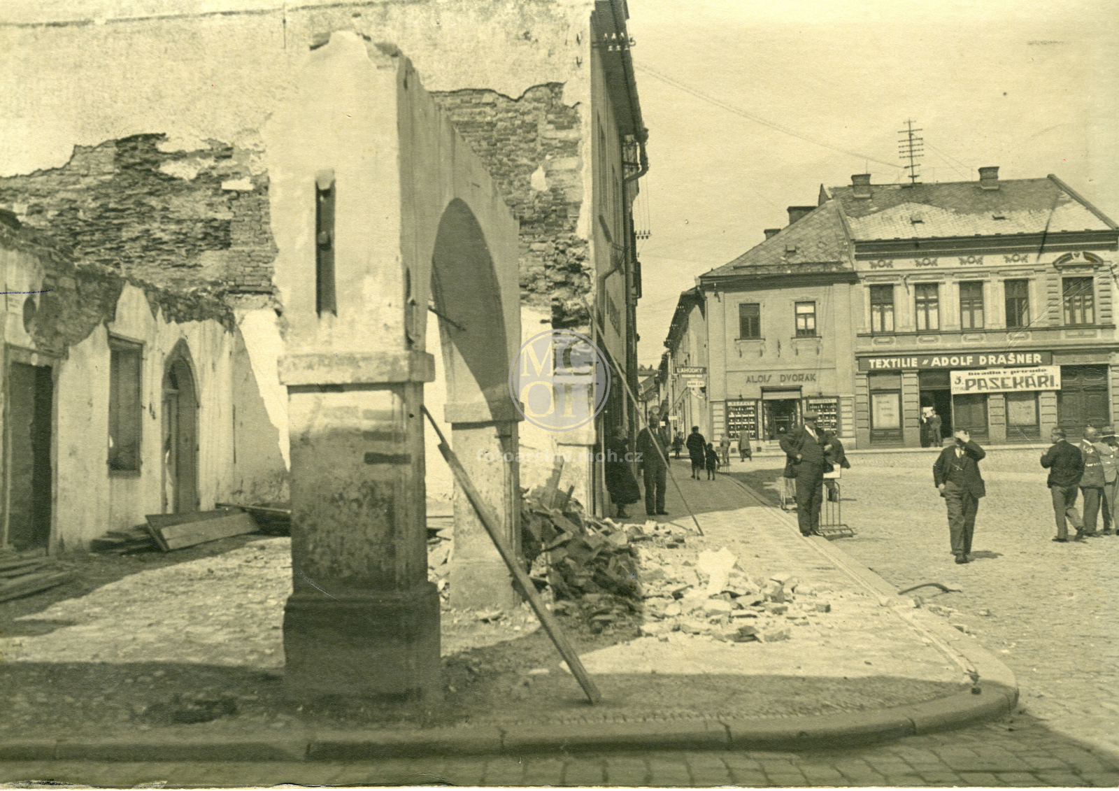 Fotografie - Bourání vyhořelého domu s podsíní u Vaníčků
