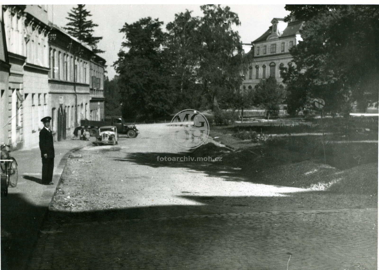 Fotografie - Dláždění Nového náměstí
Osoba: John Ladislav, obecní zřízenec