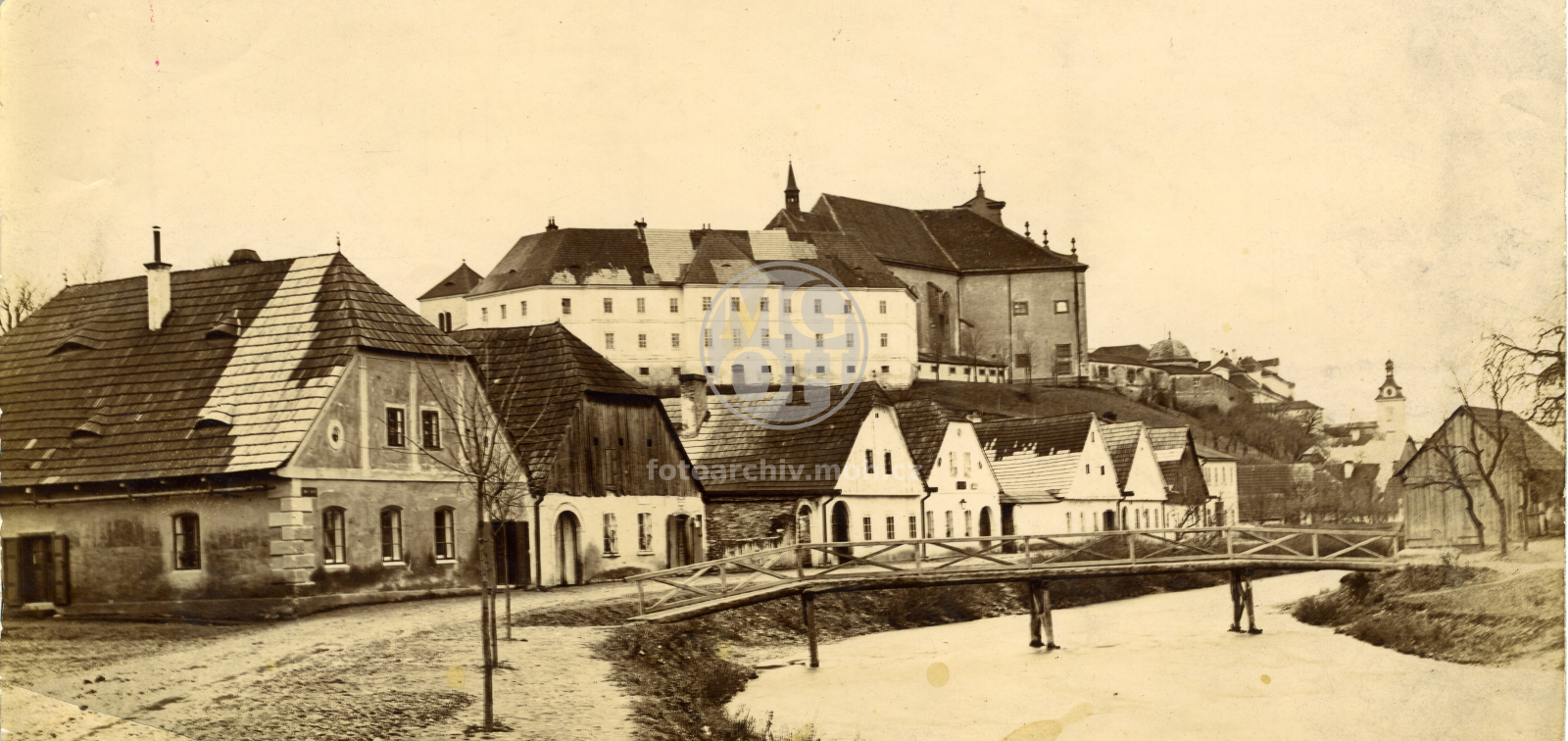 Fotografie - Nové domy, kostel Nejsvětější Trojice a piaristické gymnasium