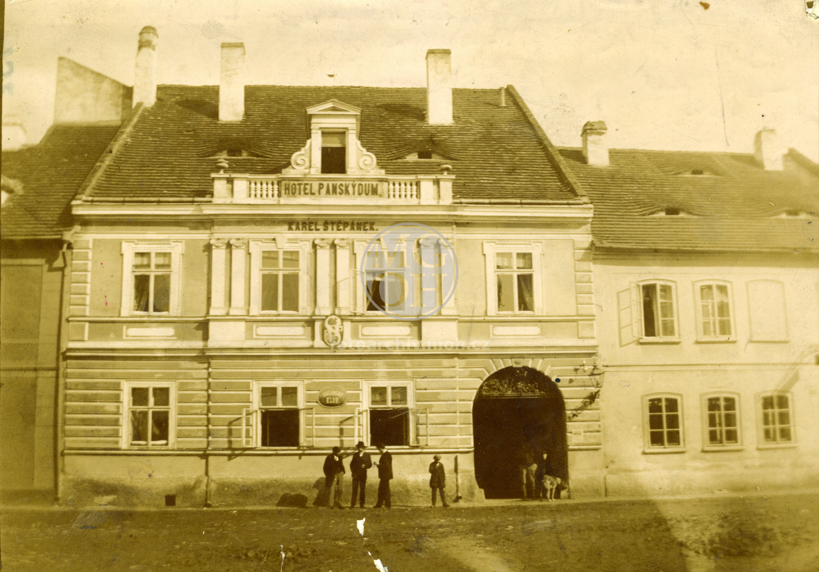 Fotografie - Hotel "Panský dům". Majitel nebo pronajímatel byl v letech 1890 - 1898 Karel Štěpánek