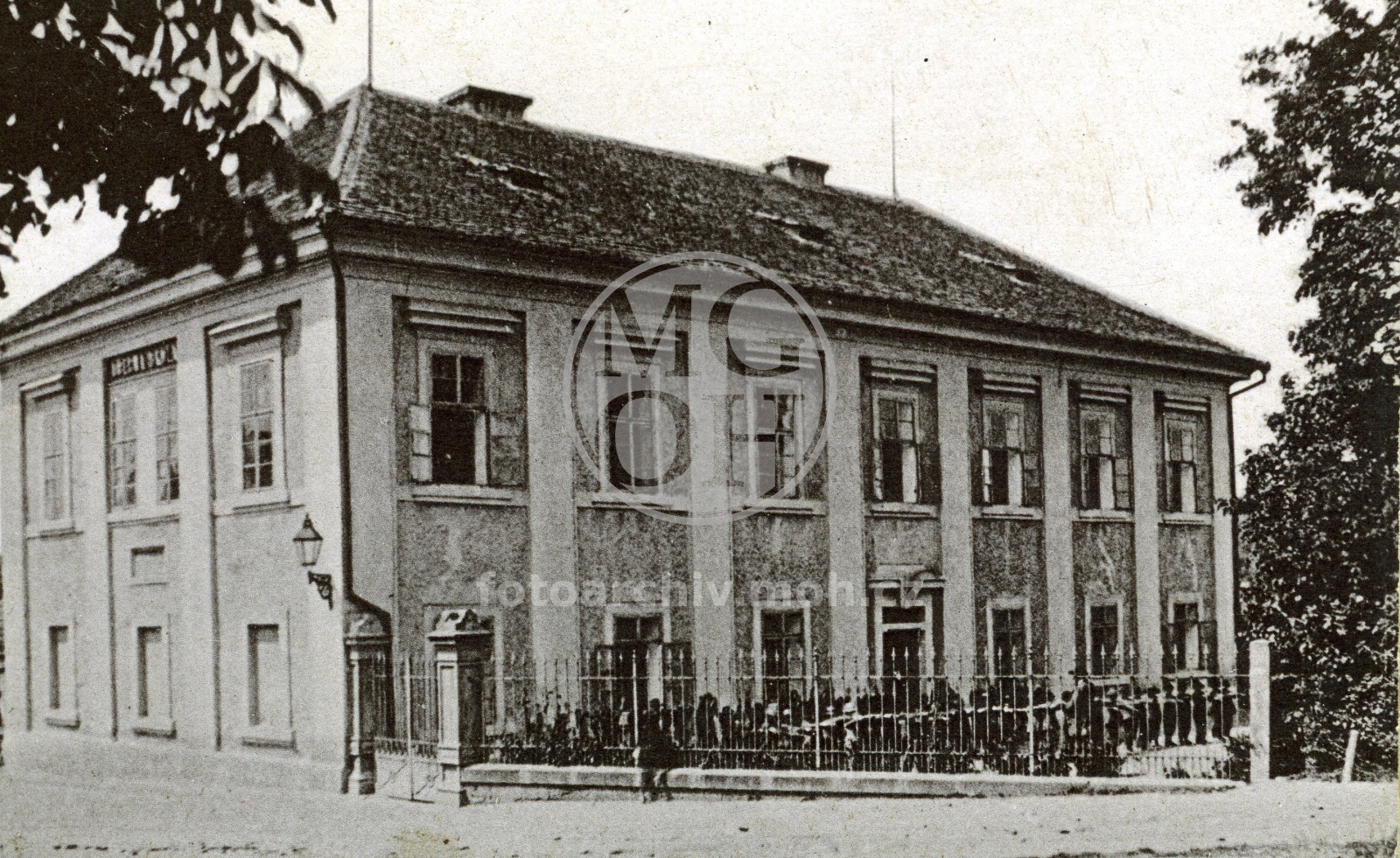Fotografie - Bývalá škola, budova u zámku