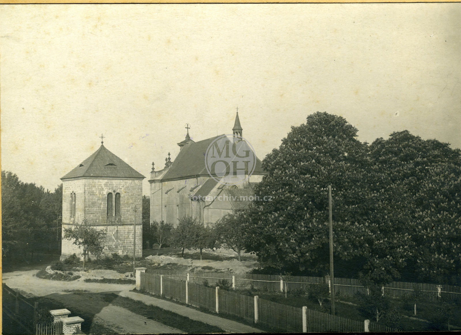 Fotografie - Kostel sv. Trojice a zvonice zezadu