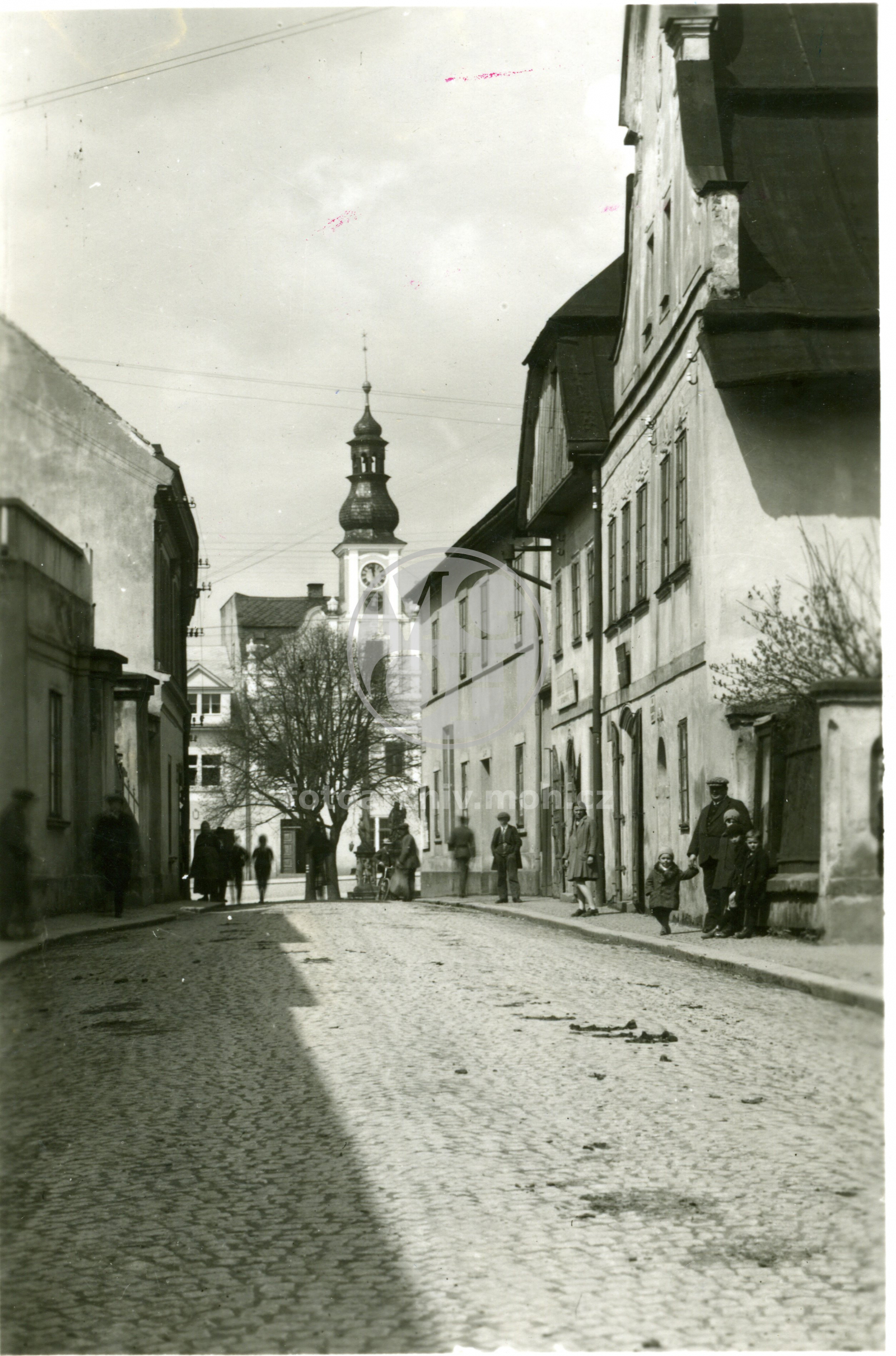 Fotografie - Ulice k náměstí u židovské synagogy (Dlouhá třída, dnes Palackého), židovská škola, pohled k radnici