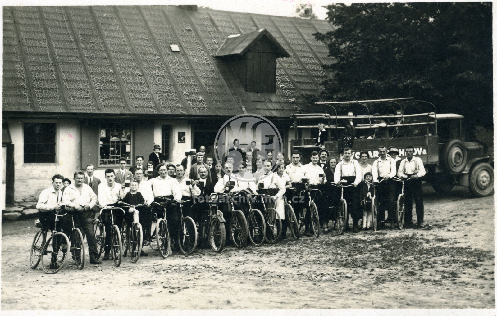 Fotografie - Chata na Kovárně, výlet cyklistů