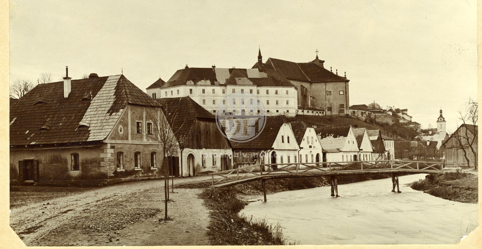 Fotografie - Nové domy, piaristické gymnasium a kostel Nejsvětější Trojice