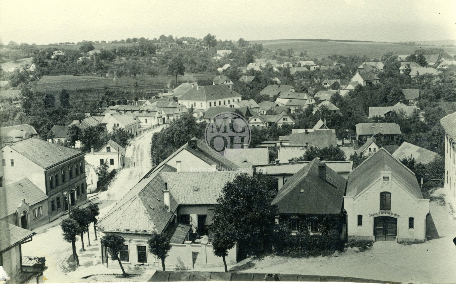 Fotografie - Celkový pohled od soudu - hasičská zbrojnice, Tylova ulice, most, Velká Láň